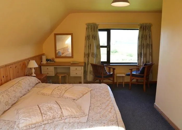 Decourcey's Hazelbrook Farmhouse Couette-café Cleggan